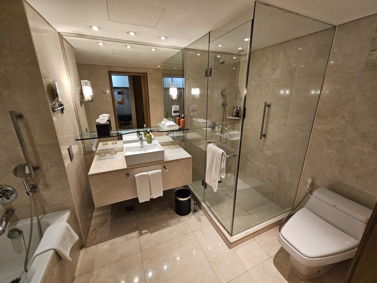 홀리데이 인 실롬 화장실 내부