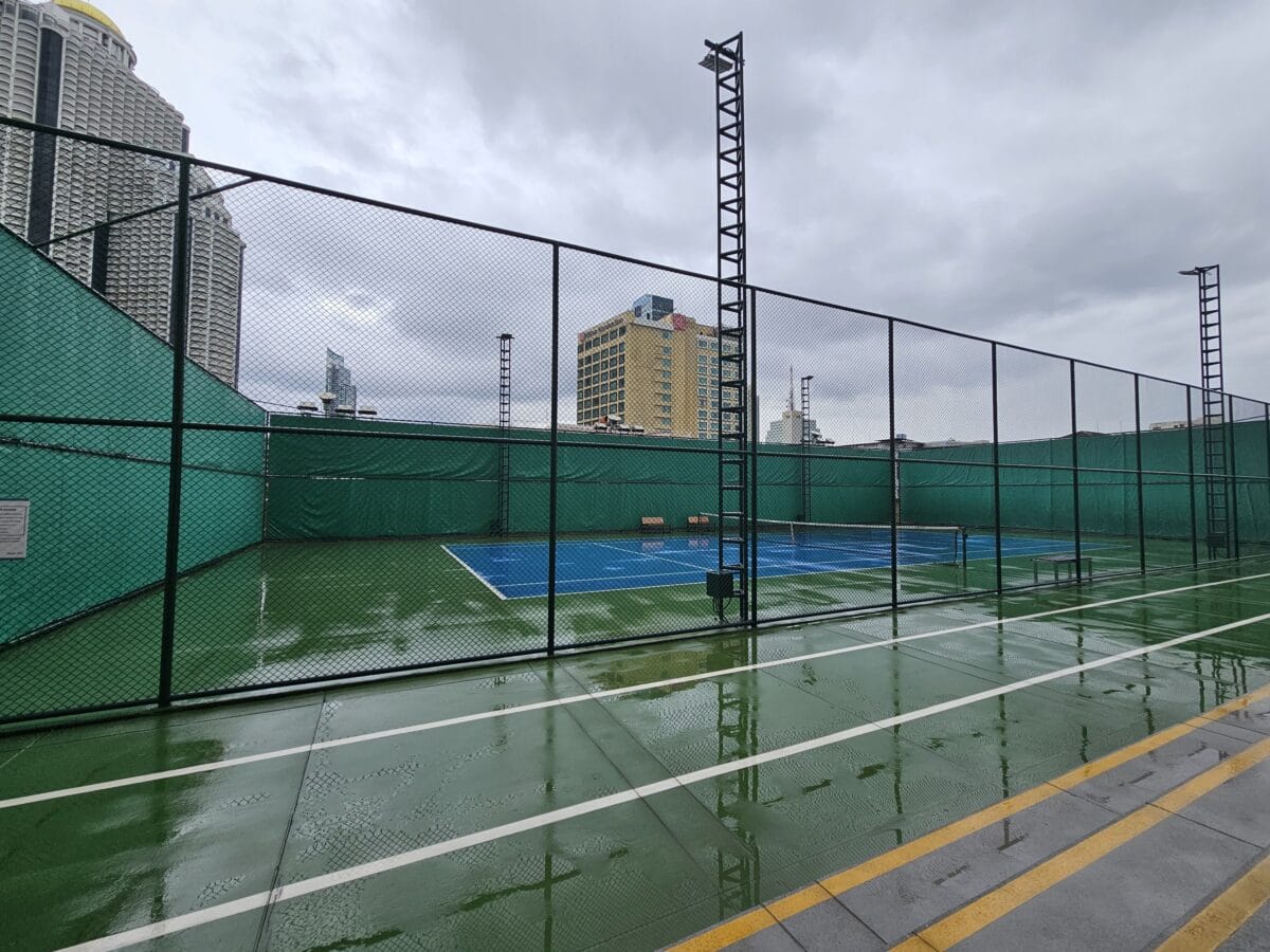 홀리데이 인 실롬 테니스코트