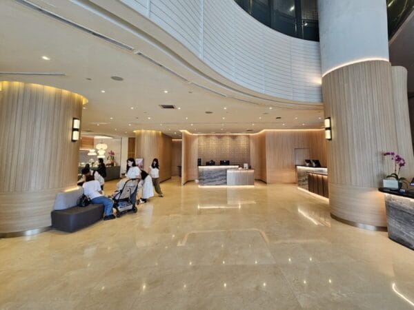 그랜드 머큐어 록시 로비